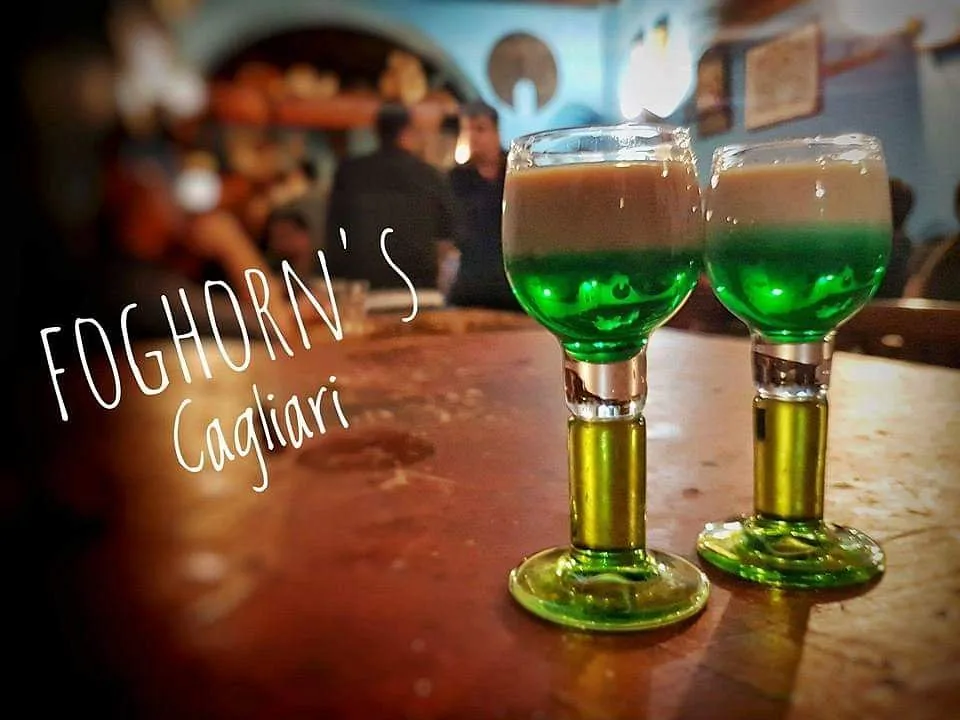 Due Springbok appoggiati sul tavolo di legno del pub: bicchierini con lo stelo verde, fondo verde menta e strato di crema in cima